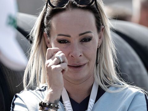 Cora Schumacher guckt traurig mit Sonnenbrille und Hand vor ihrem Gesicht