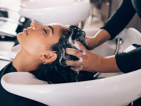 Frau bekommt die Haare gewaschen