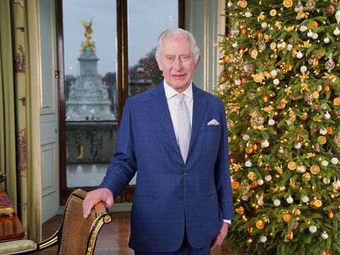 König Charles im Buckingham Palast bei Weihnachtsansprache, 2023.