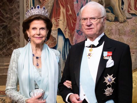 Königin Silvia hakt sich lächelnd bei König Carl Gustaf unter