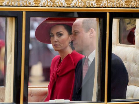 Prinzessin Kate und ihr Gatte Prinz William in einer Kutsche. 