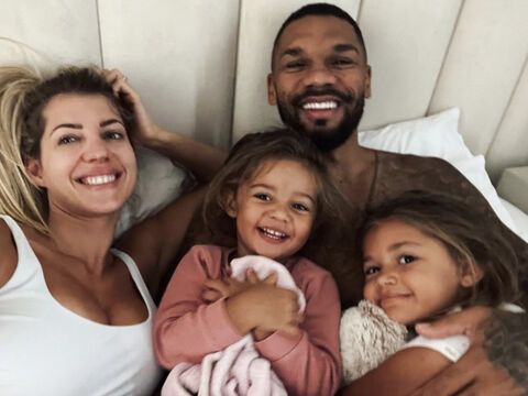 Sarah und Dominic Harrison lachen auf Selfie im Bett mit ihren Töchtern Mia Rose und Kyla