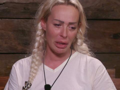 Cora Schumacher weint im Dschungeltelefon im Dschungelcamp