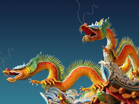 Jahr des Drachen symbolisiert durch zwei bunte Drachenfiguren