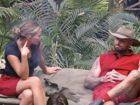 Kim Virginia und Mike Heiter sprechen am Lagerfeuer im Dschungelcamp miteinander