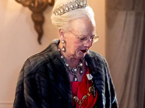 Königin Margrethe von Dänemark guckt traurig nach unten