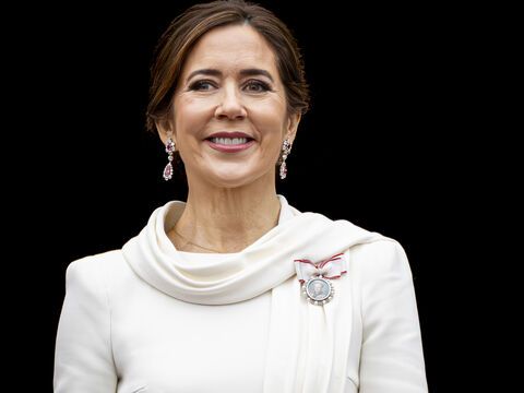 Königin Mary von Dänemark auf dem Palast-Balkon nach der Proklamation in weißem Kleid