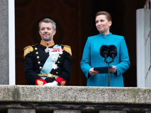 König Frederik X. von Dänemark und die dänische Premierministerin Mette Frederiksen. 
