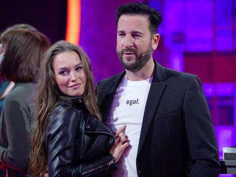Laura Müller schmiegt sich an Michael Wendler bei TV-Show
