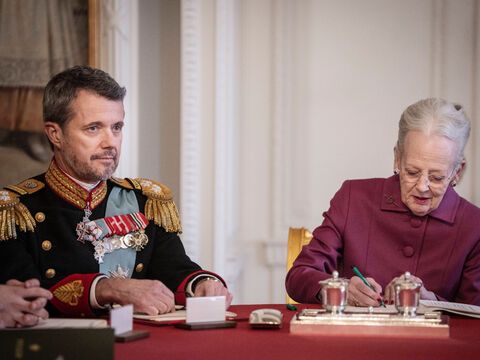 Königin Margrethe von Dänemark unterzeichnet Abdankung, König Frederik sitzt neben ihr