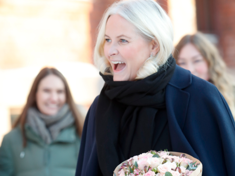 Prinzessin Mette-Marit von Norwegen glücklich mit Blumenstrauß im Januar 2024