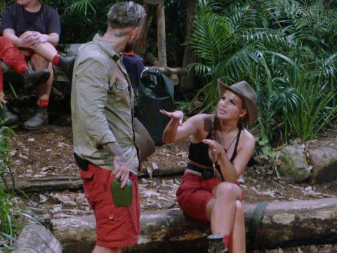 Mike Heiter und Kim Virginia Hartung diskutieren im Dschungelcamp