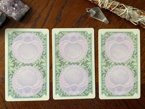 Drei umgedrehte Tarotkarten aus dem Kartendeck Ätherische Visionen