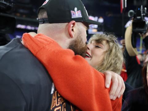 Taylor Swift küsst Travis Kelce bei der AFC-Championship