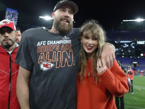 Travis Kelce und Taylor Swift Arm in Arm nach dem AFC Championship Game