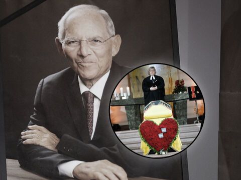 Porträt von Wolfgang Schäuble und sein Sarg bei der Beerdigung