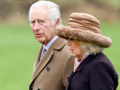 König Charles III. sieht besorgt aus, Königin Camilla richtet ihren Blick auf den Boden