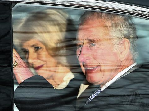 König Carles und Königin Camilla im Auto