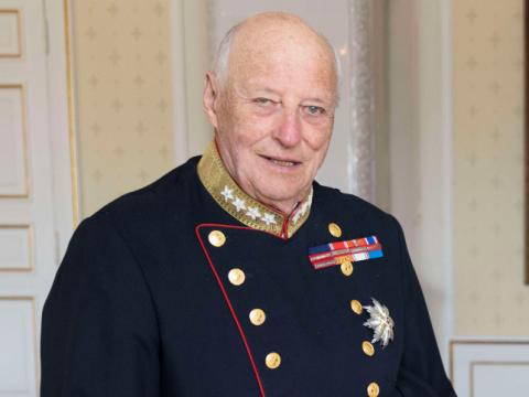 König Harald von Norwegen in Uniform. 