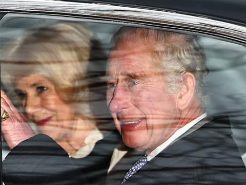 Königin Camilla und König Charles III. in einem Auto. 