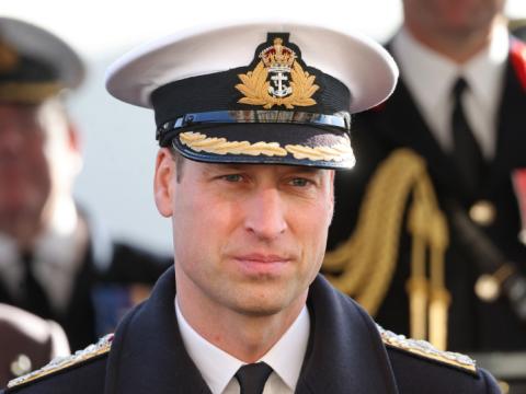 Prinz William schaut ernst in Uniform. 
