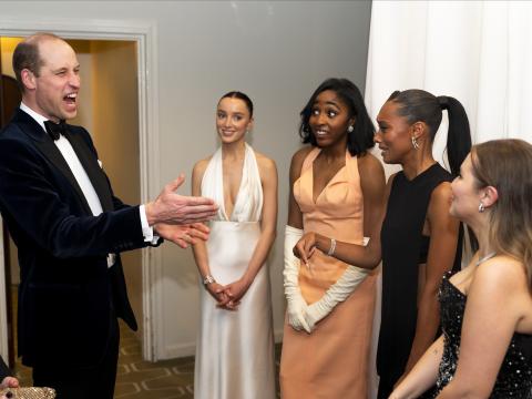 Prinz William im Gespräch mit  Phoebe Dynevor, Ayo Edebiri, Sophie Wilde und Mia McKenna Bruce