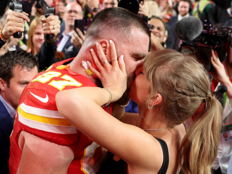 Travis Kelce und Taylor Swift küssen sich beim Super Bowl 2024