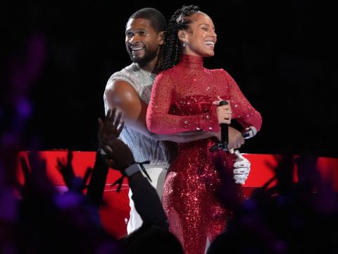 Usher und Alicia Key während der Super-Bowl-Halbzeitshow 2024