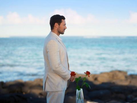 "Die Bachelors" 2024 Dreamdates: Dennis nachdenklich mit seinen Rosen 