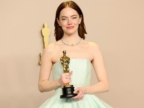 Emma Stone hält Oscar in den Händen