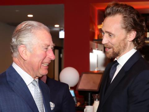 König Charles III. und Tom Hiddleston