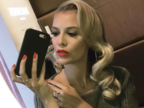 Oksana Kolenitchenko macht Selfie mit ernstem Gesichtsausdruck