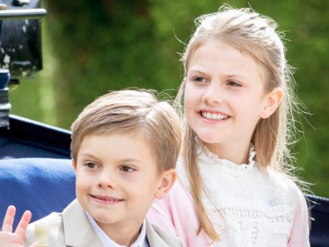 Prinz Oscar und Prinzessin Estelle von Schweden winken und lächeln. 