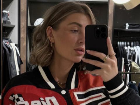 Influencerin Sophia Berna macht ein Selfie beim Klamotten-Einkaufen