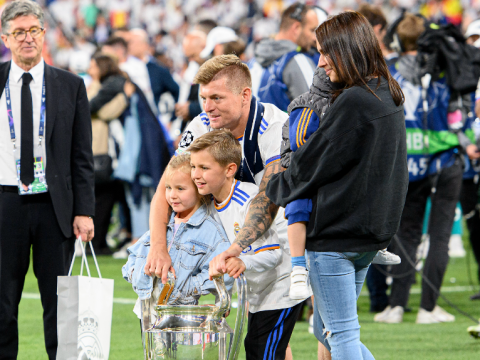 Toni Kroos und seine Familie posieren mit dem Siegerpokal