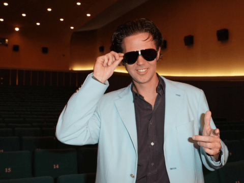 Alexander Marcus mit Sonnenbrille und hellblauem Blazer