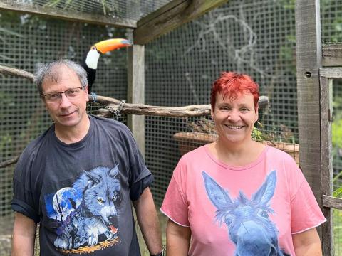 "Bauer sucht Frau International" 2024: Ulrike aus Brasilien und Kandidat Heiko mit einem Papagei