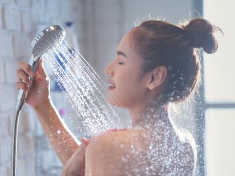 Frau duschen