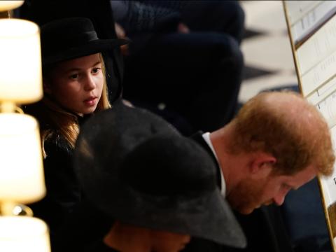 Prinzessin Charlotte und Prinz Harry bei der Beerdigung von Queen Elizabeth. 