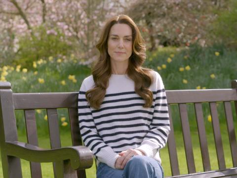 Prinzessin Kate zuversichtlich auf einer Parkbank in Windsor: Im März 2024 gibt sie ihre Krebsdiagnose bekannt 