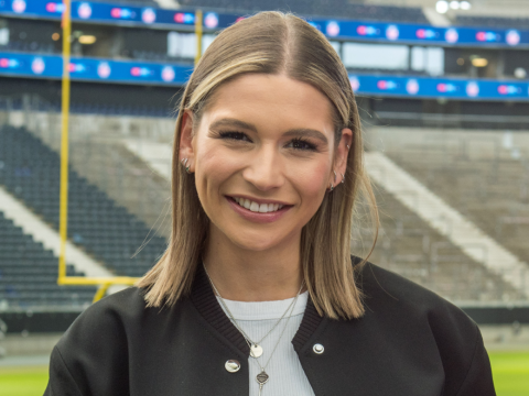 Jana Wosnitza lächelt, Stadion im Hintergrund