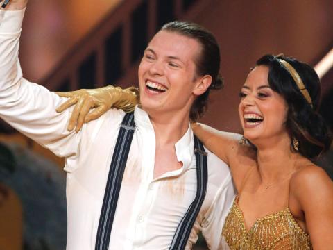 Gabriel Kelly und Malika Dzumaev freuen sich bei "Let's Dance"