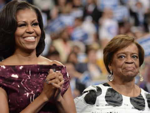 Michelle Obama und ihre Mutter Marian Shields Robinson klatschen.