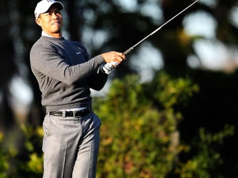 Er spielt wieder! Golf-Star Tiger Woods ist zurück auf dem Rasen und tut das, was er am besten kann 