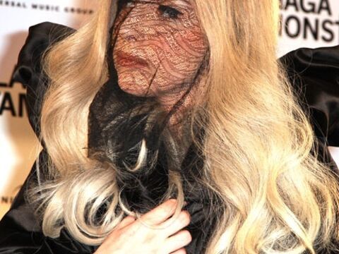 Lady GaGa in Berlin. Am 11. Mai nahm die schräge Künstlerin eine vierfache Platin-Auszeichnung entgegen. In ganz Deutschland hat sie insgesamt 800.000 Alben verkauft