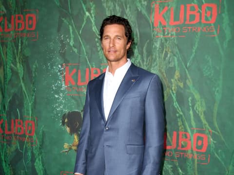 Matthew McConaughey trägt Anzug.