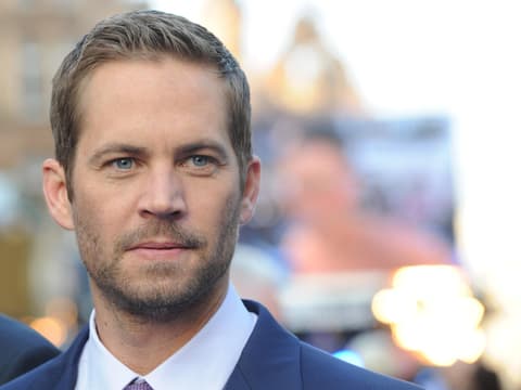 Paul Walker (†40) blickt ernst in die Kamera.