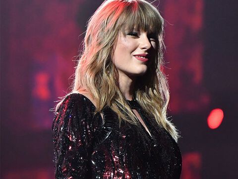 Taylor Swift lächelt auf der Bühne