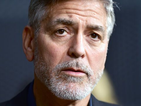 George Clooney guckt traurig