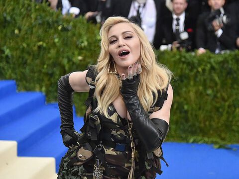 Madonna posiert mit geöffneten Mund auf dem roten Teppich